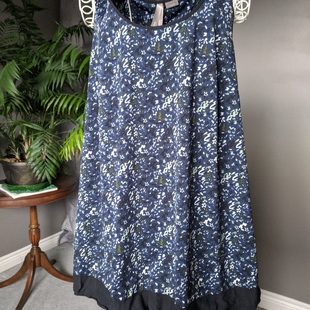 Pennington's soft silky sleeveless blouse.1x